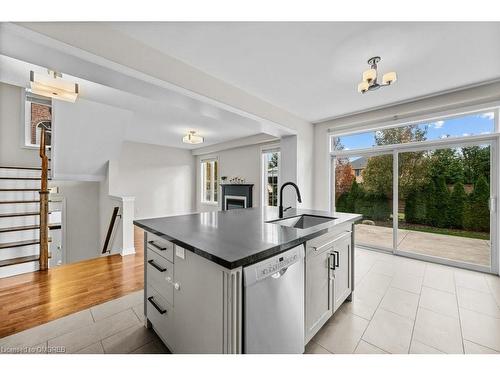 2233 Falling Green Drive, Oakville, ON - Indoor Photo Showing Kitchen