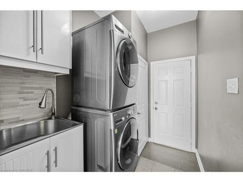 2233 Falling Green Drive, Oakville, ON - Indoor Photo Showing Laundry Room