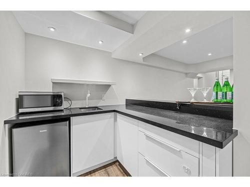 2233 Falling Green Drive, Oakville, ON - Indoor Photo Showing Kitchen