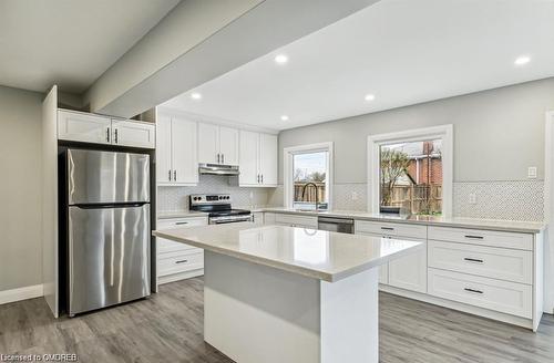 131 Bell Avenue, Hamilton, ON - Indoor Photo Showing Kitchen With Upgraded Kitchen