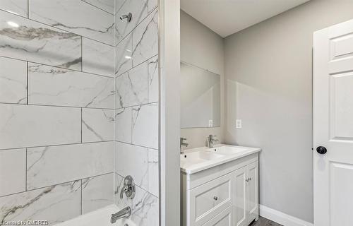 131 Bell Avenue, Hamilton, ON - Indoor Photo Showing Bathroom