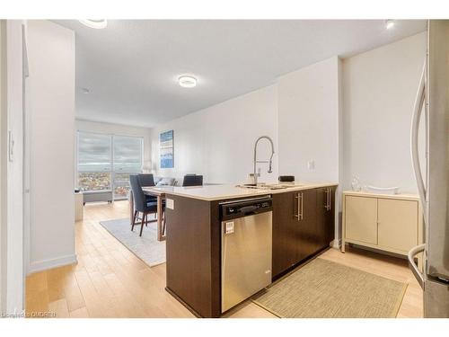 1403-510 Curran Place, Mississauga, ON - Indoor Photo Showing Kitchen