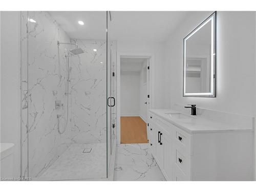 5538 Eaton Avenue, Burlington, ON - Indoor Photo Showing Bathroom