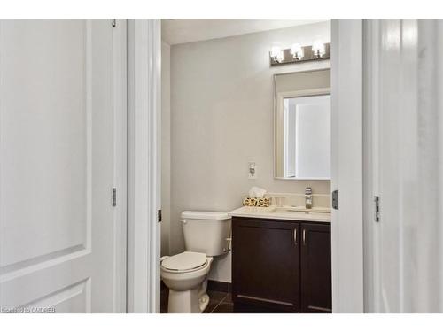 523-2480 Prince Michael Drive, Oakville, ON - Indoor Photo Showing Bathroom