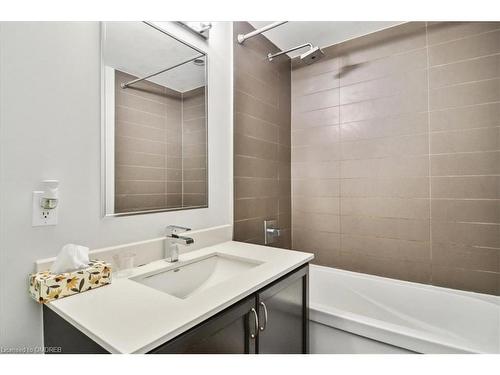 523-2480 Prince Michael Drive, Oakville, ON - Indoor Photo Showing Bathroom