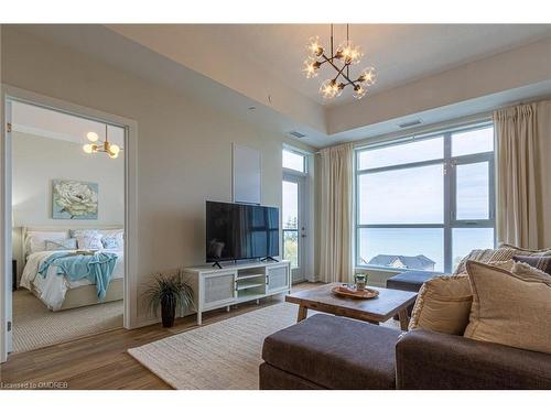 610-600 North Service Road, Stoney Creek, ON - Indoor Photo Showing Living Room