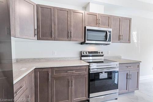 100 Bur Oak Drive, Thorold, ON - Indoor Photo Showing Kitchen