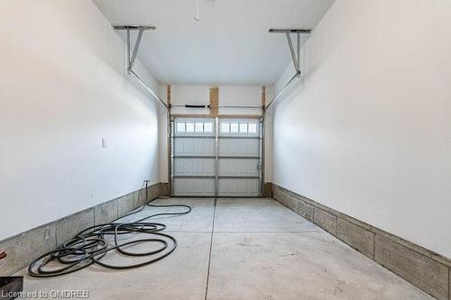 100 Bur Oak Drive, Thorold, ON - Indoor Photo Showing Garage