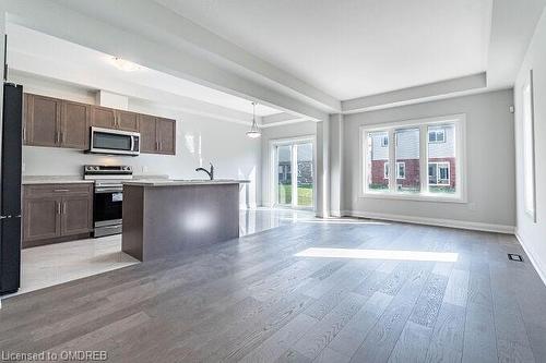 100 Bur Oak Drive, Thorold, ON - Indoor Photo Showing Kitchen With Stainless Steel Kitchen