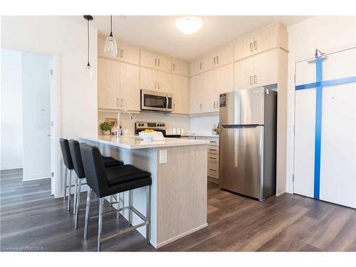 418-95 Dundas Street W, Oakville, ON - Indoor Photo Showing Kitchen With Stainless Steel Kitchen With Upgraded Kitchen