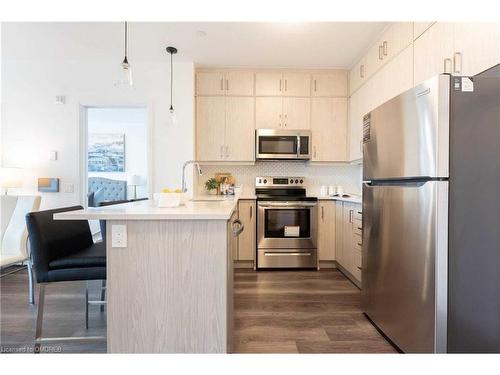 418-95 Dundas Street W, Oakville, ON - Indoor Photo Showing Kitchen With Stainless Steel Kitchen With Upgraded Kitchen