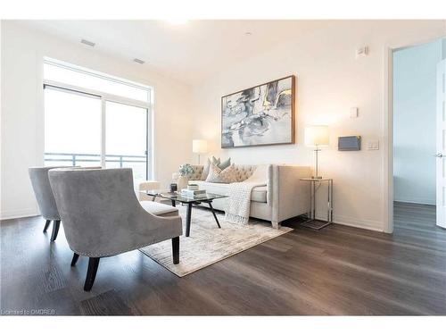 418-95 Dundas Street W, Oakville, ON - Indoor Photo Showing Living Room