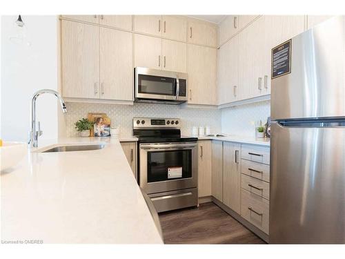 418-95 Dundas Street W, Oakville, ON - Indoor Photo Showing Kitchen With Stainless Steel Kitchen With Upgraded Kitchen