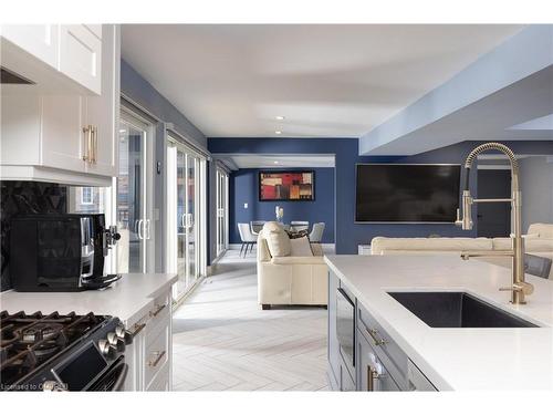 676 Bayshore Boulevard, Burlington, ON - Indoor Photo Showing Kitchen