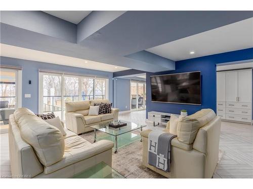 676 Bayshore Boulevard, Burlington, ON - Indoor Photo Showing Living Room