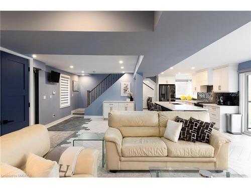 676 Bayshore Boulevard, Burlington, ON - Indoor Photo Showing Living Room