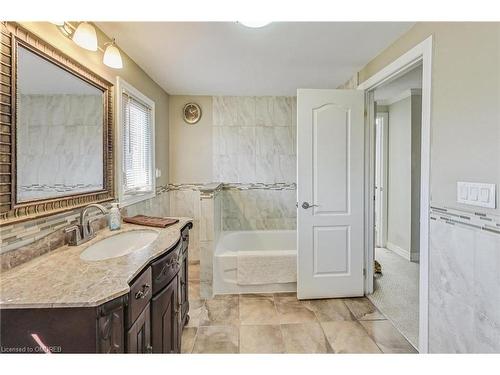 226 Poole Drive, Oakville, ON - Indoor Photo Showing Bathroom