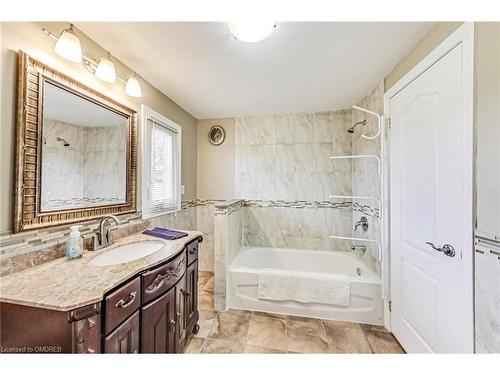 226 Poole Drive, Oakville, ON - Indoor Photo Showing Bathroom