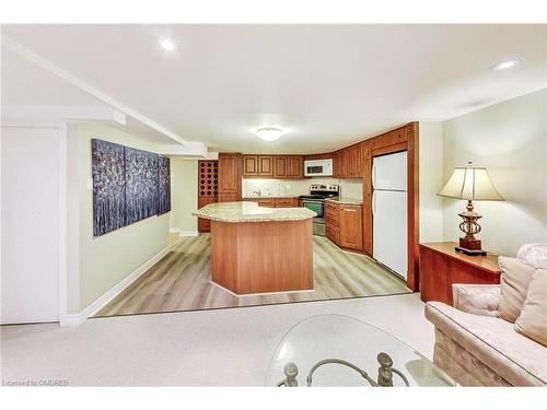 226 Poole Drive, Oakville, ON - Indoor Photo Showing Kitchen