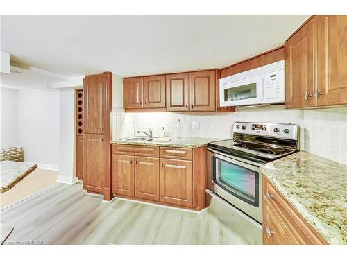 226 Poole Drive, Oakville, ON - Indoor Photo Showing Kitchen