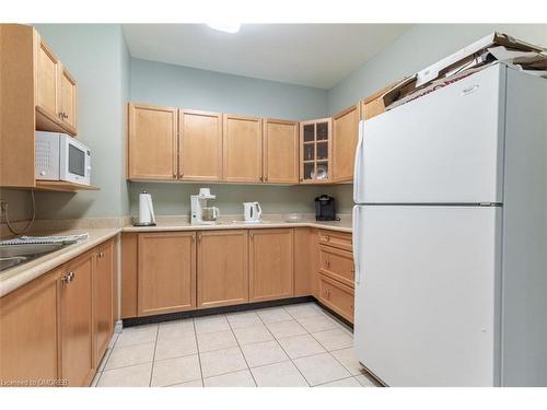 403-1499 Nottinghill Gate, Oakville, ON - Indoor Photo Showing Kitchen