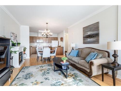 403-1499 Nottinghill Gate, Oakville, ON - Indoor Photo Showing Living Room