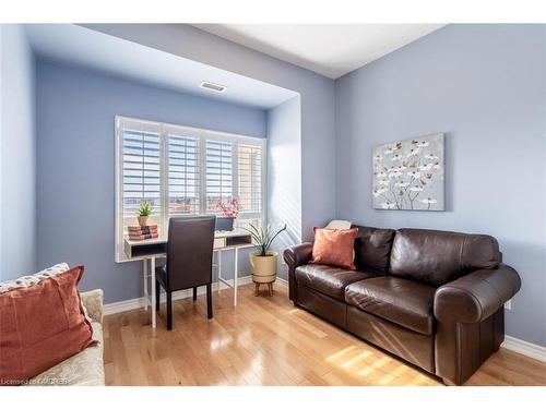 403-1499 Nottinghill Gate, Oakville, ON - Indoor Photo Showing Living Room