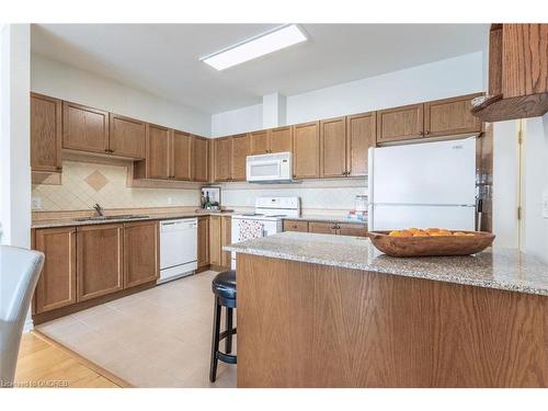 403-1499 Nottinghill Gate, Oakville, ON - Indoor Photo Showing Kitchen