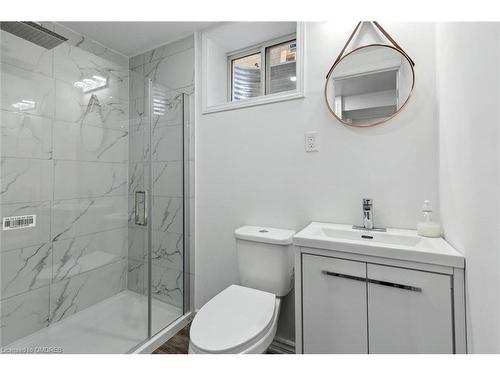 879 Hickory Crescent, Milton, ON - Indoor Photo Showing Bathroom