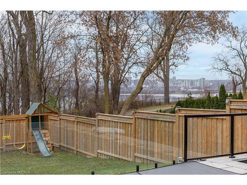 676 Bayshore Boulevard, Burlington, ON - Outdoor