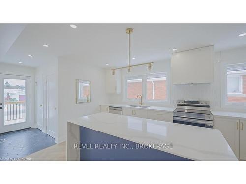 Upper-33 Callie Road, Hamilton, ON - Indoor Photo Showing Kitchen