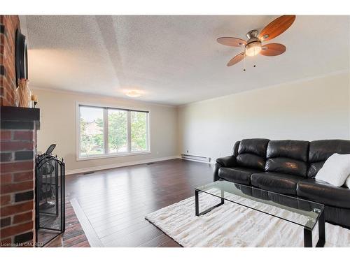 2662 Innisfil Road, Mississauga, ON - Indoor Photo Showing Living Room