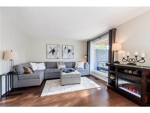 2662 Innisfil Road, Mississauga, ON - Indoor Photo Showing Living Room