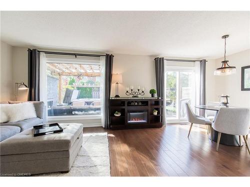 2662 Innisfil Road, Mississauga, ON - Indoor Photo Showing Living Room