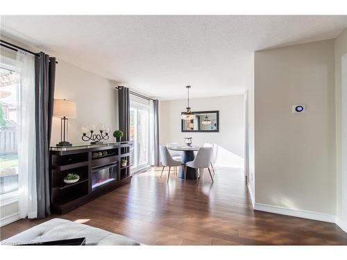 2662 Innisfil Road, Mississauga, ON - Indoor Photo Showing Living Room