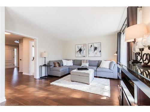 2662 Innisfil Road, Mississauga, ON - Indoor Photo Showing Living Room