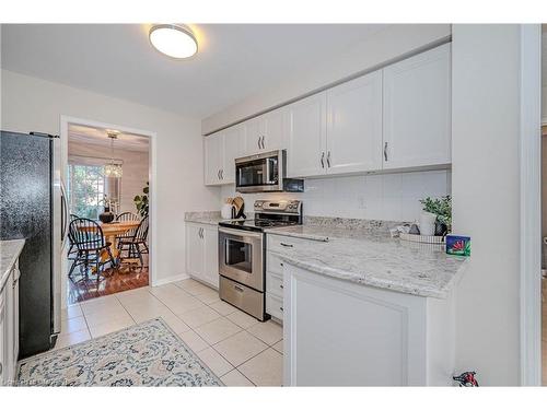 7-2105 Berwick Drive, Burlington, ON - Indoor Photo Showing Kitchen