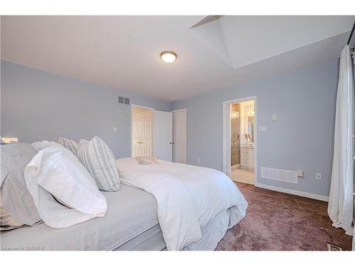 7-2105 Berwick Drive, Burlington, ON - Indoor Photo Showing Bedroom