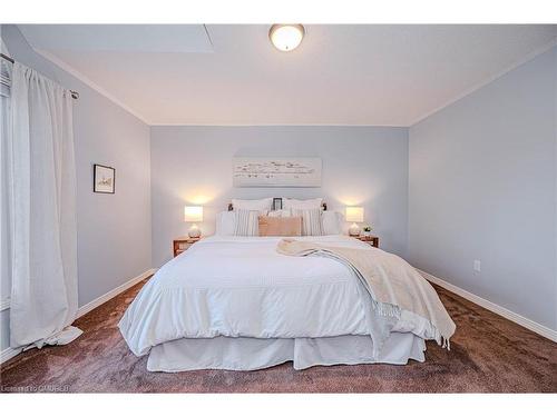 7-2105 Berwick Drive, Burlington, ON - Indoor Photo Showing Bedroom