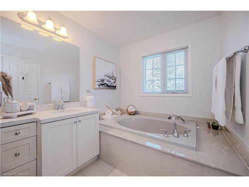 7-2105 Berwick Drive, Burlington, ON - Indoor Photo Showing Bathroom