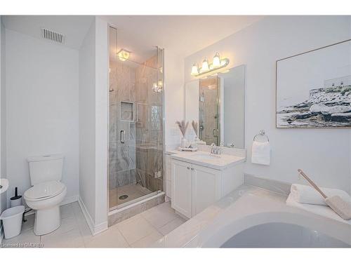 7-2105 Berwick Drive, Burlington, ON - Indoor Photo Showing Bathroom