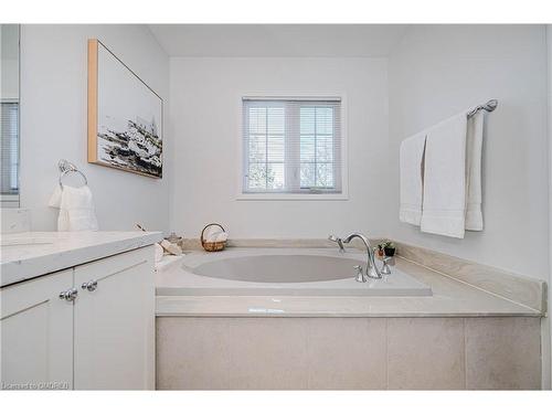 7-2105 Berwick Drive, Burlington, ON - Indoor Photo Showing Bathroom