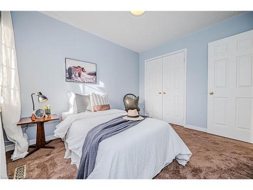 7-2105 Berwick Drive, Burlington, ON - Indoor Photo Showing Bedroom