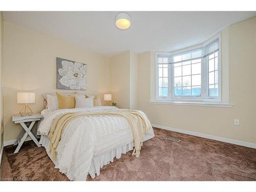 7-2105 Berwick Drive, Burlington, ON - Indoor Photo Showing Bedroom