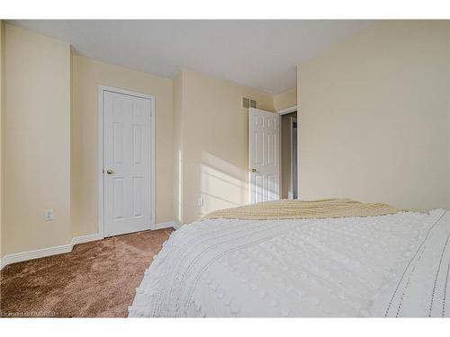 7-2105 Berwick Drive, Burlington, ON - Indoor Photo Showing Bedroom