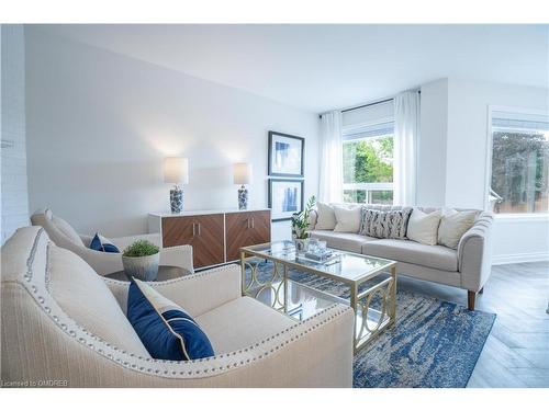 2 Smith Drive, Georgetown, ON - Indoor Photo Showing Living Room