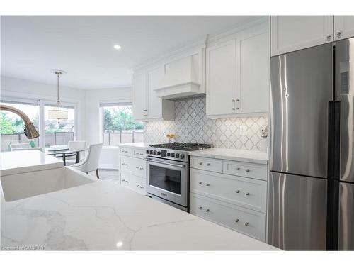 2 Smith Drive, Georgetown, ON - Indoor Photo Showing Kitchen With Upgraded Kitchen