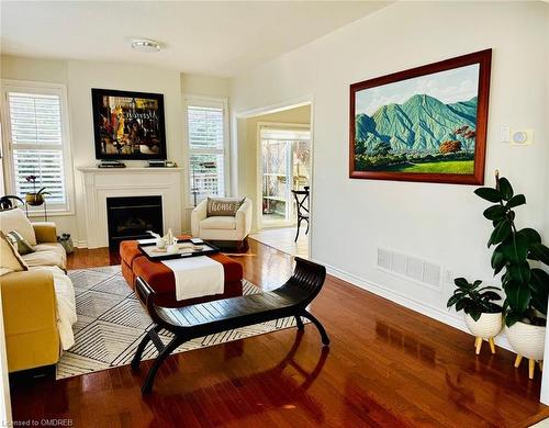 44-300 Ravineview Way, Oakville, ON - Indoor Photo Showing Living Room With Fireplace