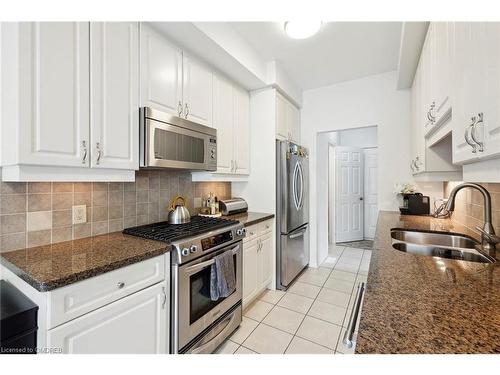 44-300 Ravineview Way, Oakville, ON - Indoor Photo Showing Kitchen With Double Sink With Upgraded Kitchen