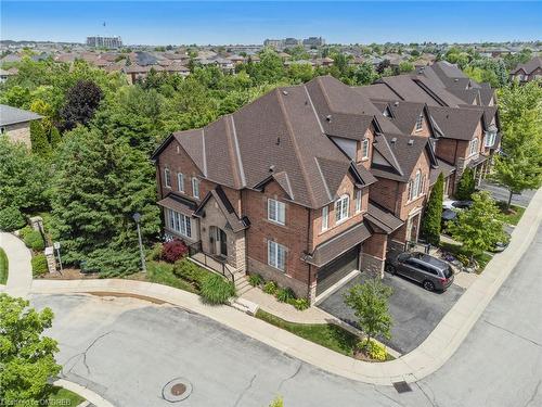 44-300 Ravineview Way, Oakville, ON - Outdoor